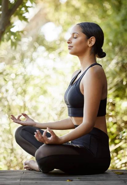 Full Length Shot Attractive Young Female Athlete Meditating While Practicing — ストック写真
