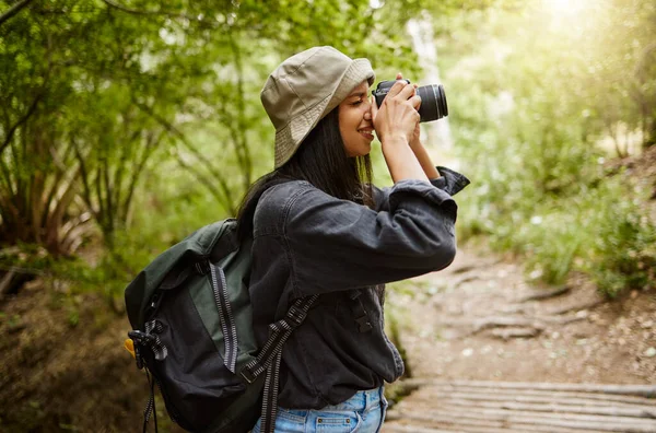 Beskuren Bild Attraktiv Ung Kvinna Som Fotograferar När Hon Vandrar — Stockfoto