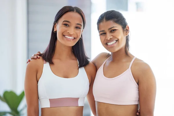 Portret Van Twee Sportieve Jonge Vrouwen Een Yoga Studio — Stockfoto