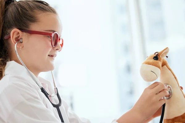 Shot Little Girl Pretending Doctor While Examining Her Stuffed Animal —  Fotos de Stock