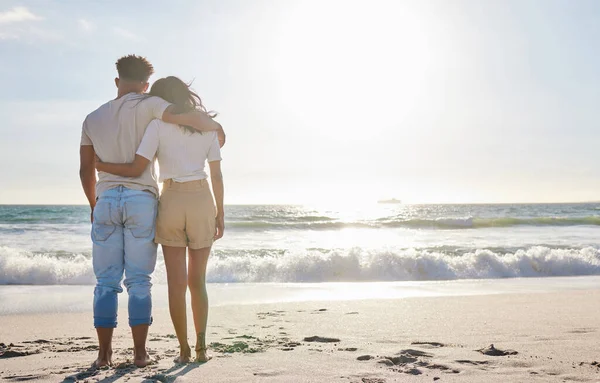 在海滩上一对深情的年轻夫妇的全景照片 — 图库照片