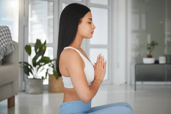 Shot Sporty Young Woman Meditating While Practising Yoga Home — ストック写真