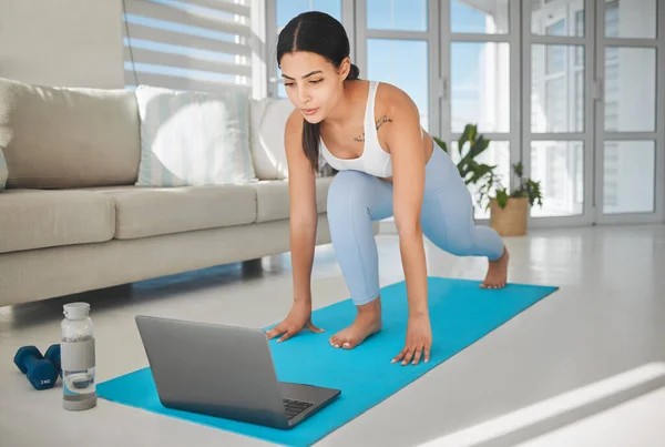 Shot Sporty Young Woman Using Laptop Doing Lunges While Exercising — ストック写真