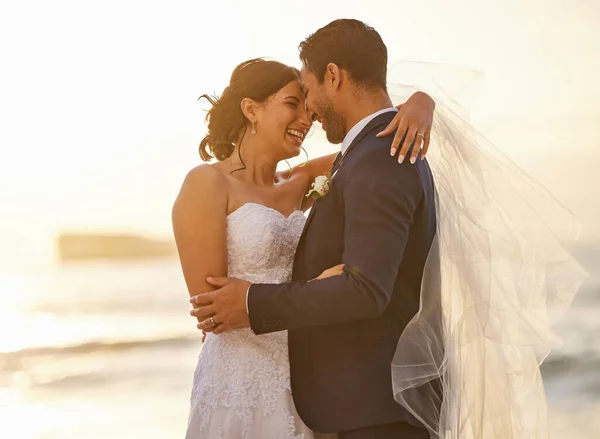 Tiro Jovem Casal Praia Dia Casamento — Fotografia de Stock