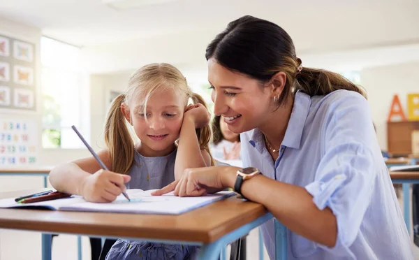 Fotografía Una Maestra Ayudando Una Estudiante Preescolar Clase —  Fotos de Stock