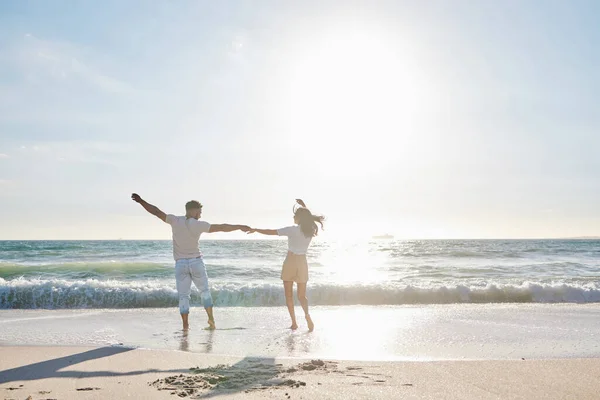 Полнометражный Снимок Любящей Молодой Пары Развлекающейся Пляже — стоковое фото