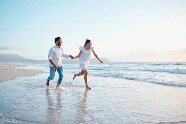 Shot Young Couple Running Beach — 스톡 사진