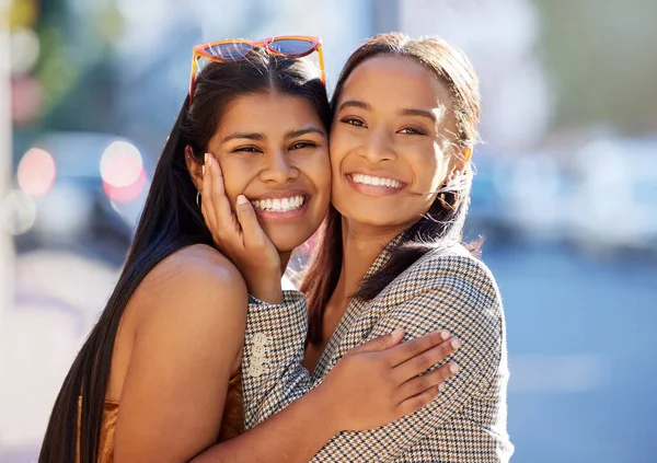 Cropped Portrait Two Attractive Young Girlfriends Hugging While Out Town — 스톡 사진