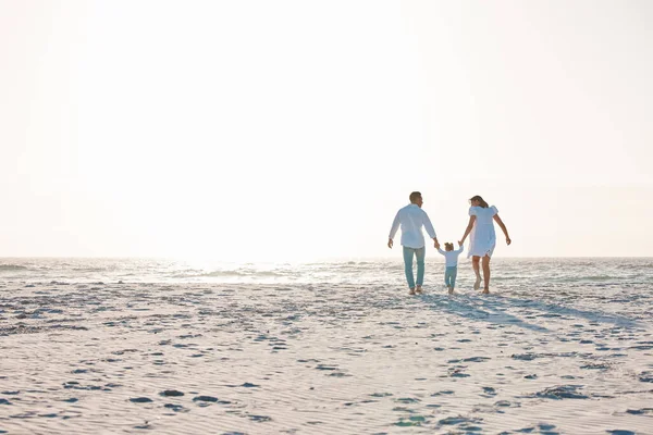 Aufnahme Eines Paares Das Den Tag Strand Mit Seiner Tochter — Stockfoto