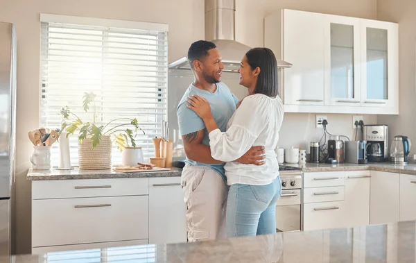 Tiro Casal Compartilhando Uma Dança Enquanto Cozinha Casa — Fotografia de Stock