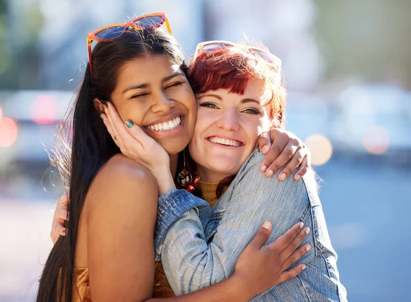 Retrato Recortado Dos Atractivas Novias Abrazándose Mientras Están Ciudad —  Fotos de Stock