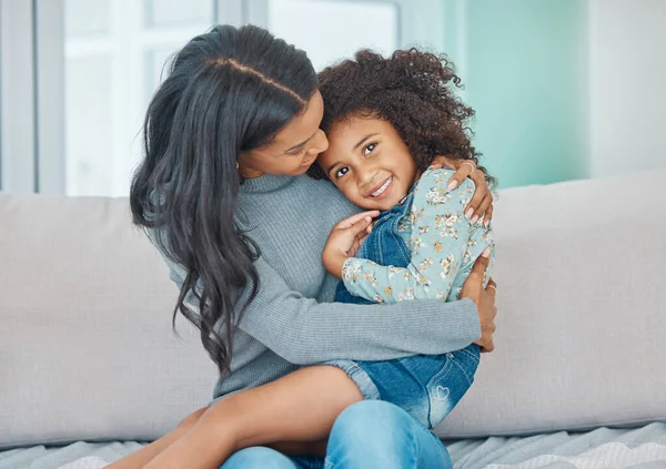 Tourné Une Mère Petite Fille Relaxant Ensemble Maison — Photo