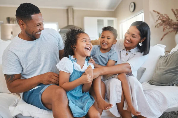 Tiro Uma Jovem Família Feliz Unindo Sofá Casa — Fotografia de Stock