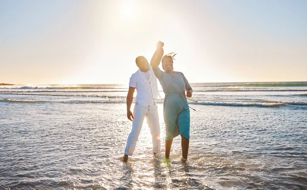 Skutt Kjærlig Ungt Par Som Danset Sammen Stranden – stockfoto