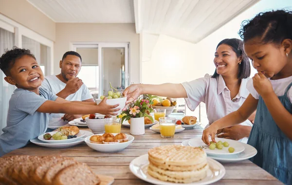 Een Foto Van Een Jong Gezin Die Samen Thuis Luncht — Stockfoto