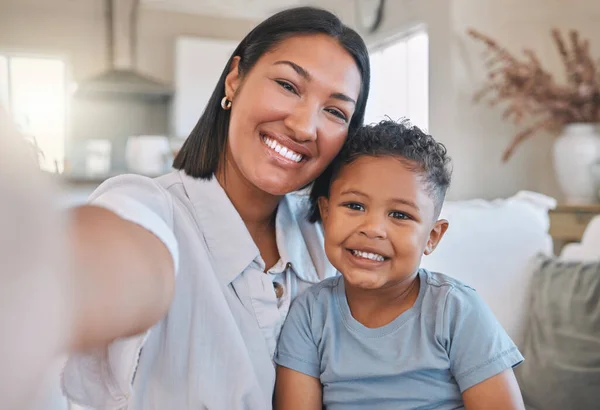 Tourné Une Jeune Femme Prenant Selfie Avec Son Fils Maison — Photo