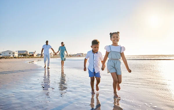 Снимок Счастливой Семьи Гуляющей Вместе Пляжу — стоковое фото