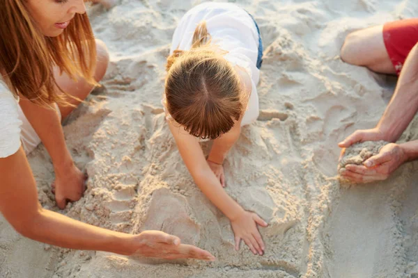 Shot Family Drawing Shapes Beach Sand Together — ストック写真