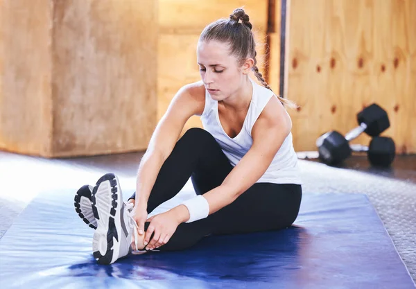 Closeup Shot Unrecognisable Woman Experiencing Ankle Pain While Exercising Gym — Fotografia de Stock