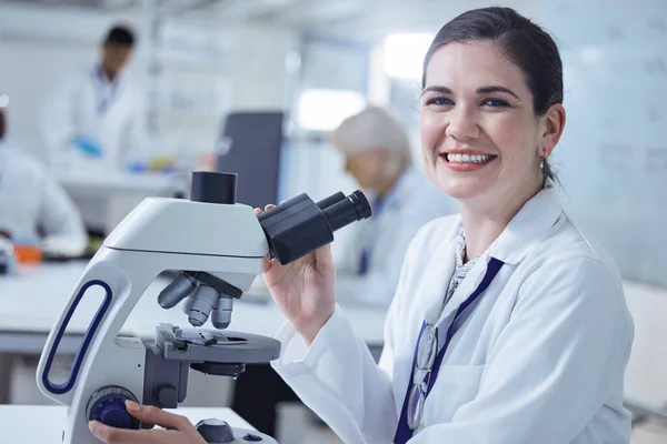 Shot Young Female Lab Tech Using Her Microscope — 스톡 사진