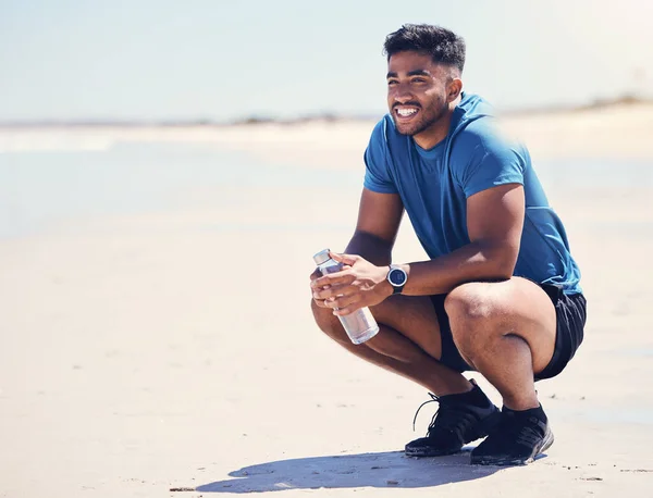 Aufnahme Eines Mannes Der Während Einer Trainingspause Strand Ein Wasser — Stockfoto