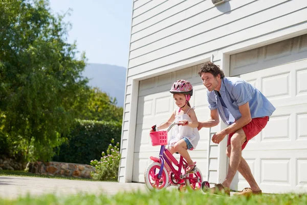 Egy Fiatal Apáról Aki Biciklizni Tanítja Lányát — Stock Fotó
