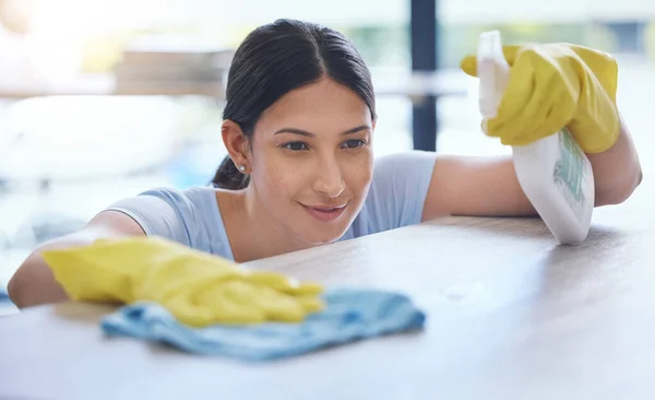 Shot Young Woman Smiling While Cleaning Surface Home — Stockfoto