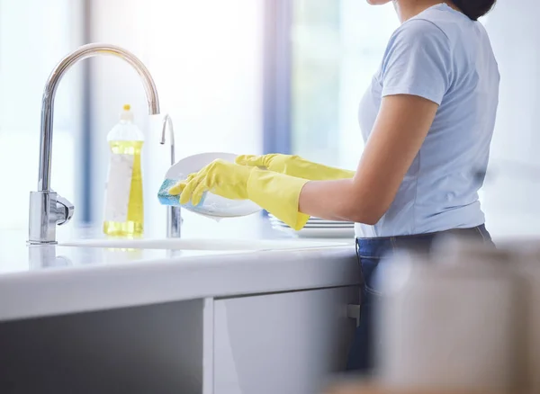 Schot Van Een Onherkenbare Vrouw Die Thuis Keuken Schoonmaakt — Stockfoto