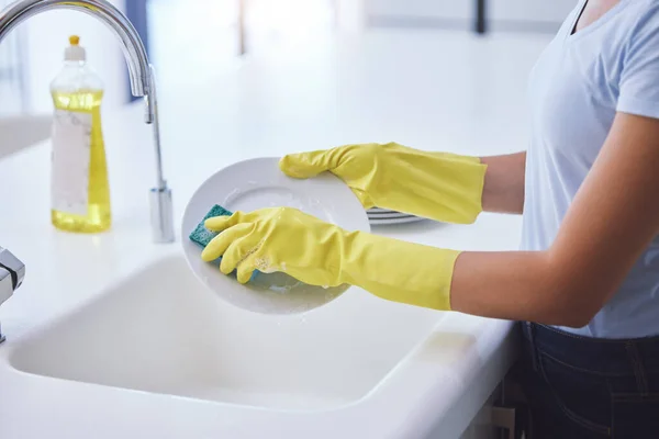 Schot Van Een Onherkenbare Vrouw Die Thuis Keuken Schoonmaakt — Stockfoto