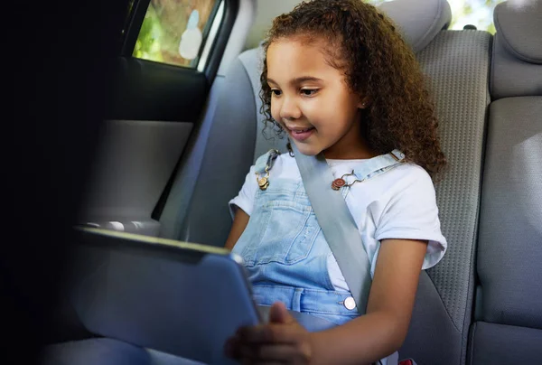 Przycięte Ujęcie Uroczej Dziewczynki Używającej Tabletu Siedząc Tylnym Siedzeniu Samochodu — Zdjęcie stockowe