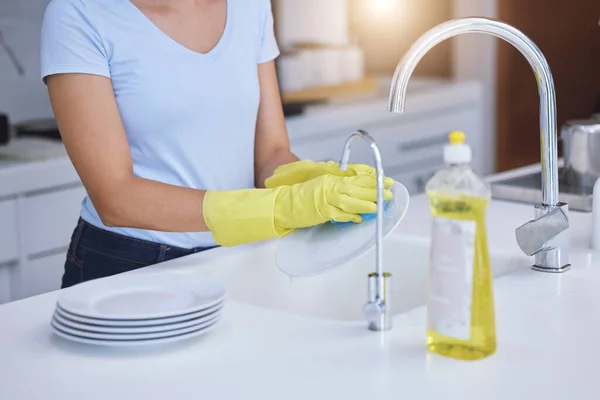 Schot Van Een Onherkenbare Vrouw Die Thuis Keuken Schoonmaakt — Stockfoto
