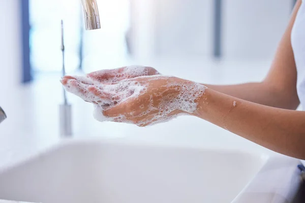 Shot Unrecognizable Woman Washing Her Hands Kitchen Sink — Stockfoto