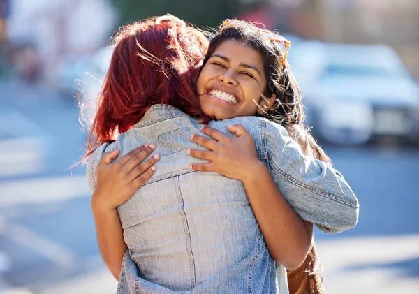 Cropped Shot Two Attractive Young Girlfriends Hugging While Out Town —  Fotos de Stock