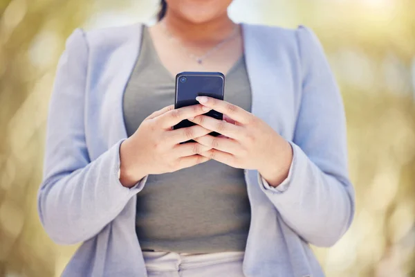 Closeup Shot Unrecognisable Businesswoman Using Cellphone Outdoors — Fotografia de Stock