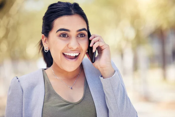 Shot Young Businesswoman Looking Surprised While Talking Cellphone Outdoors — Stockfoto