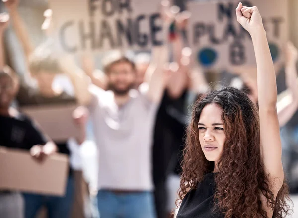 Tiro Uma Jovem Protestante Liderando Acusação Durante Comício — Fotografia de Stock