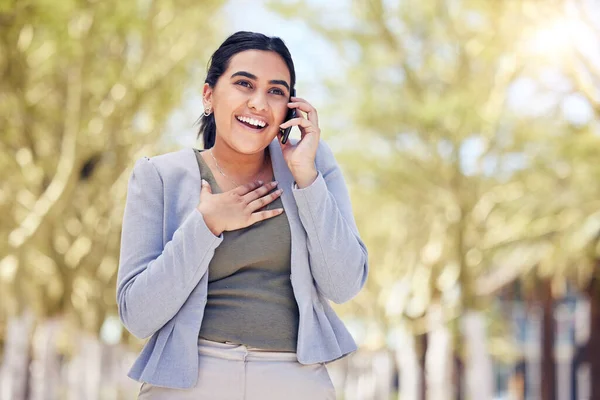 Shot Young Businesswoman Looking Surprised While Talking Cellphone Outdoors — Stockfoto