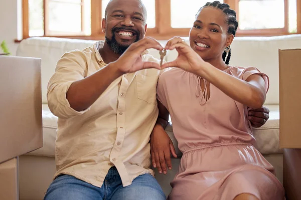 Couple Holding Keys Making Heart Sign Hands Home Portrait Smiling — Stockfoto