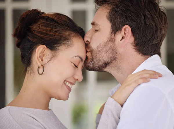 Tiro Una Pareja Porche Casa —  Fotos de Stock