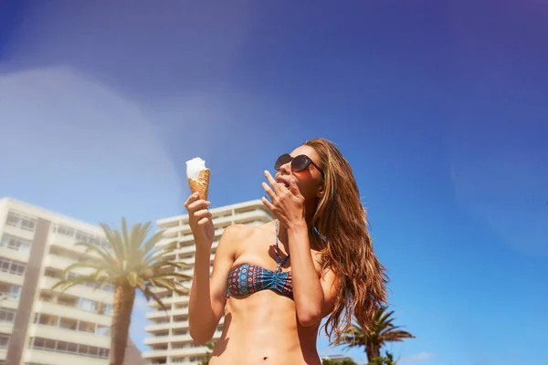 Shot Beautiful Young Woman Enjoying Ice Cream Cone — Zdjęcie stockowe