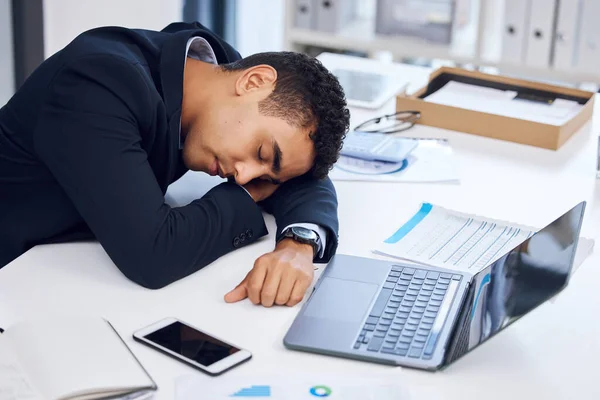 Strzał Młodego Biznesmena Śpiącego Przy Biurku Biurze — Zdjęcie stockowe