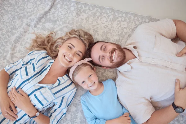 Portrait Happy Smiling Caucasian Family Relaxing Carpet Floor Home Carefree – stockfoto