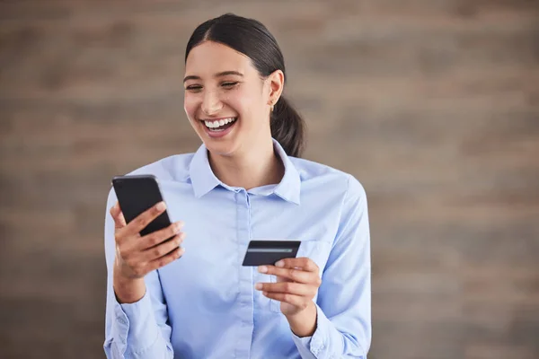 Young Mixed Race Happy Businesswoman Using Credit Card Phone Shop — Fotografia de Stock