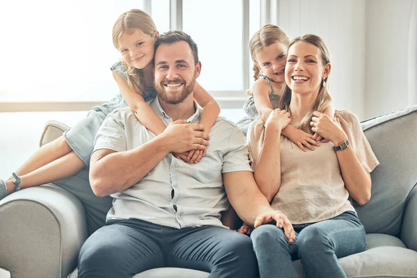 Família Feliz Sorrindo Enquanto Sentados Juntos Sofá Casa Feliz Adorável — Fotografia de Stock