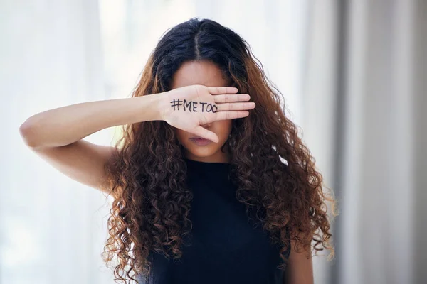 Tiro Uma Mulher Irreconhecível Com Hashtag Também Escrito Mão — Fotografia de Stock