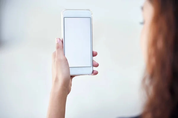 一个无法辨认的女人拿着带有空白屏幕的手机的特写镜头 — 图库照片