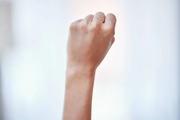 Tiro Perto Uma Mulher Irreconhecível Fazer Punho Com Mão — Fotografia de Stock