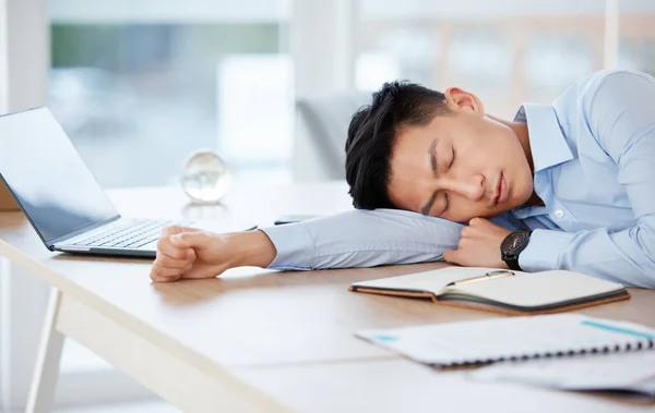 Girato Giovane Uomo Affari Che Dorme Alla Sua Scrivania Ufficio — Foto Stock