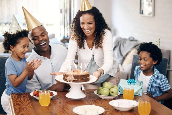 Αφρο Αμερικανική Οικογένεια Γιορτάζει Γενέθλια Στο Σπίτι Μαμά Βάζει Τούρτα — Φωτογραφία Αρχείου