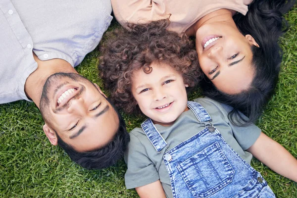 High Angle Shot Happy Family Relaxing Lawn Together Outdoors — ストック写真